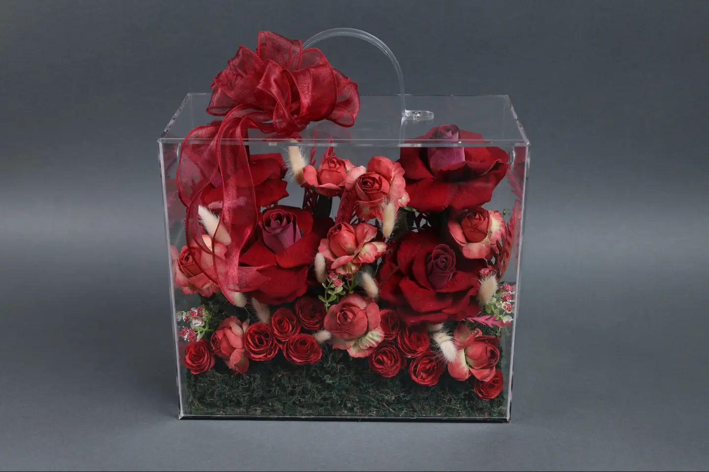 ورود صناعية حمراء داخل كيس اكريليك