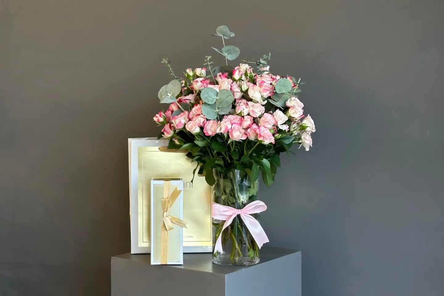 Hanan Vase And Bostani