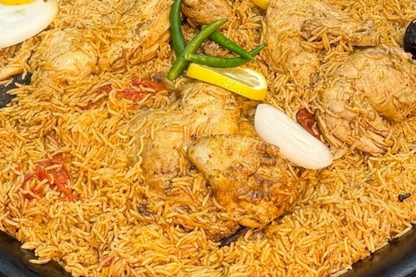 دجاج مضغوط على الجمر أرز احمر