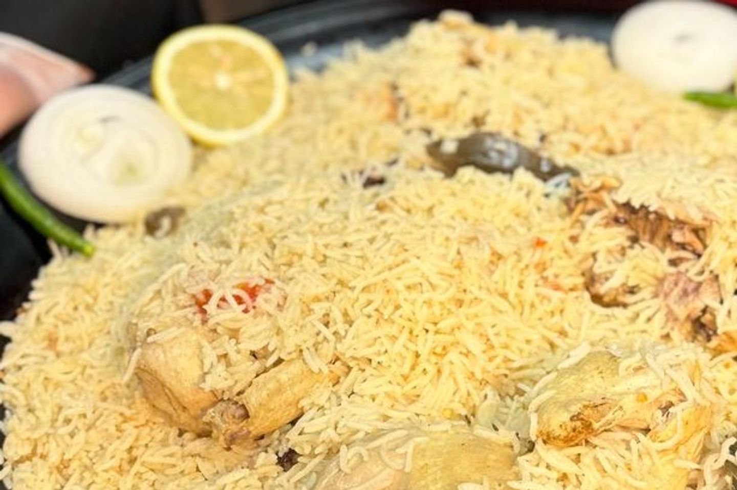 دجاج مضغوط على الجمر أرز ابيض