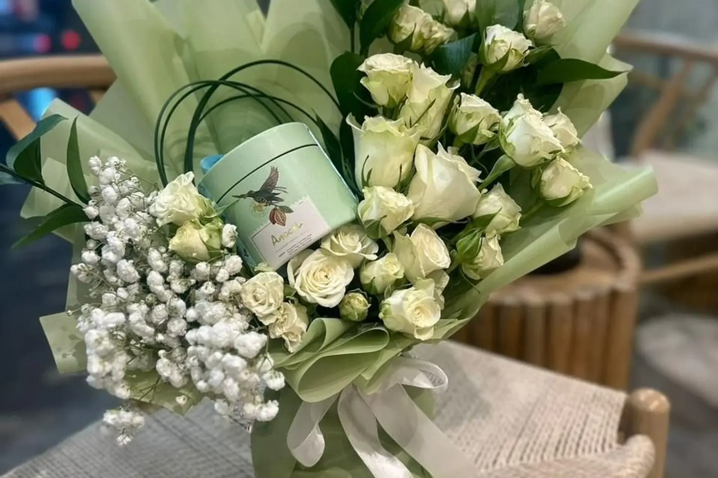 شوكلت مع بوكيه ورد طبيعي بتغليف جذاب