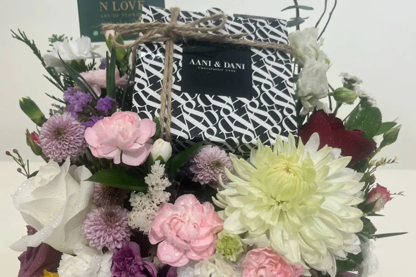 شوكولاتة آني وداني مع زهور مختلطة