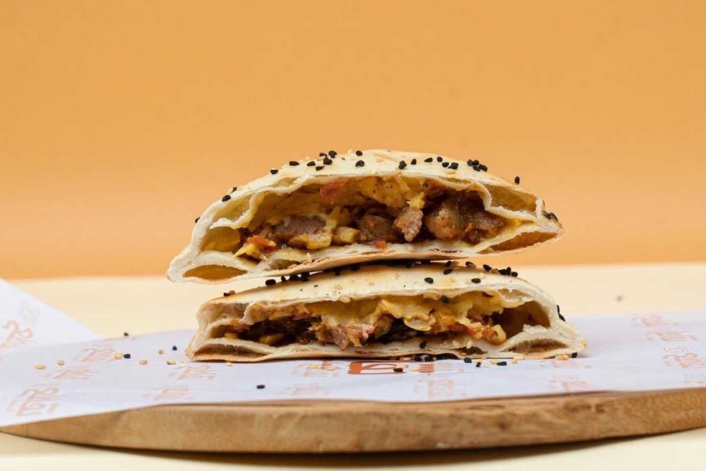 برايز لحم مع الجبنة والصوص