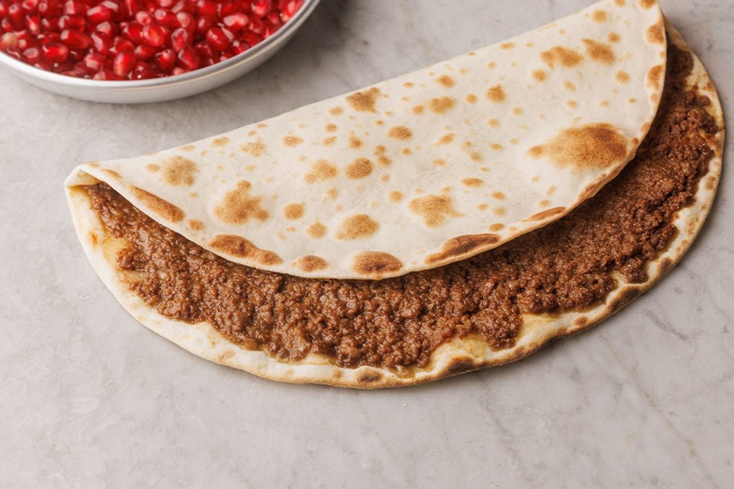 لحــم‭ ‬بعجـــين‭ ‬بدبــس