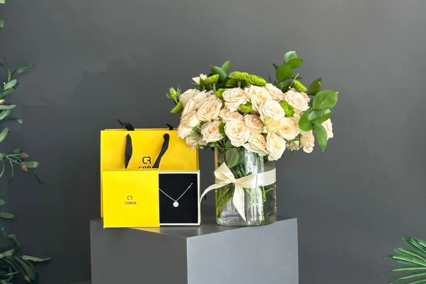 Natural Vase And Womens Chain