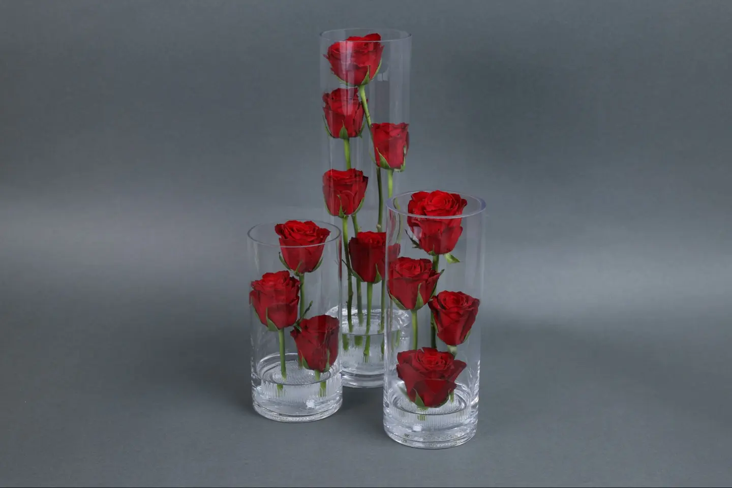 مجموعة فازات الورد الأحمر