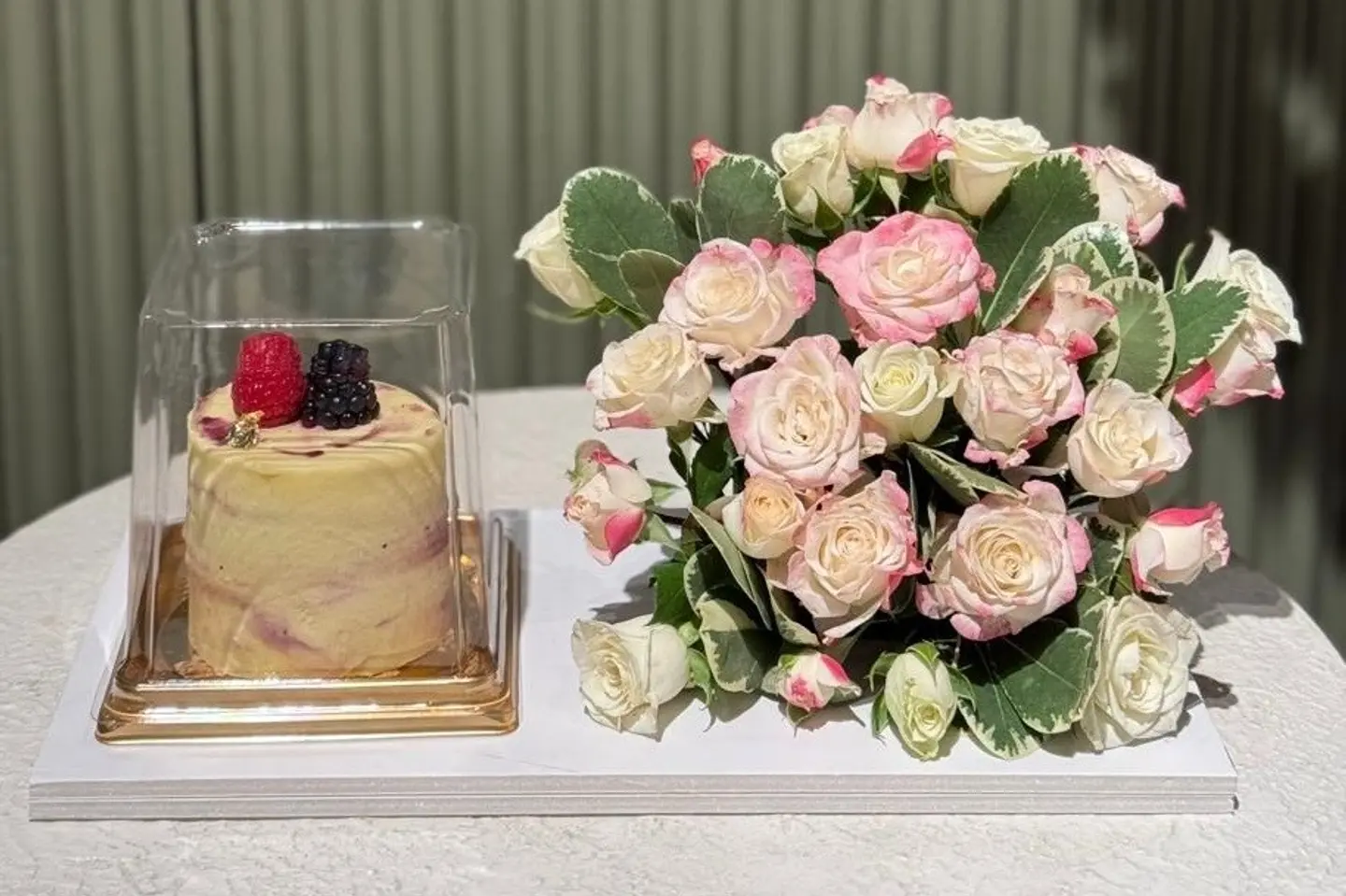 Roses With Mini Cake