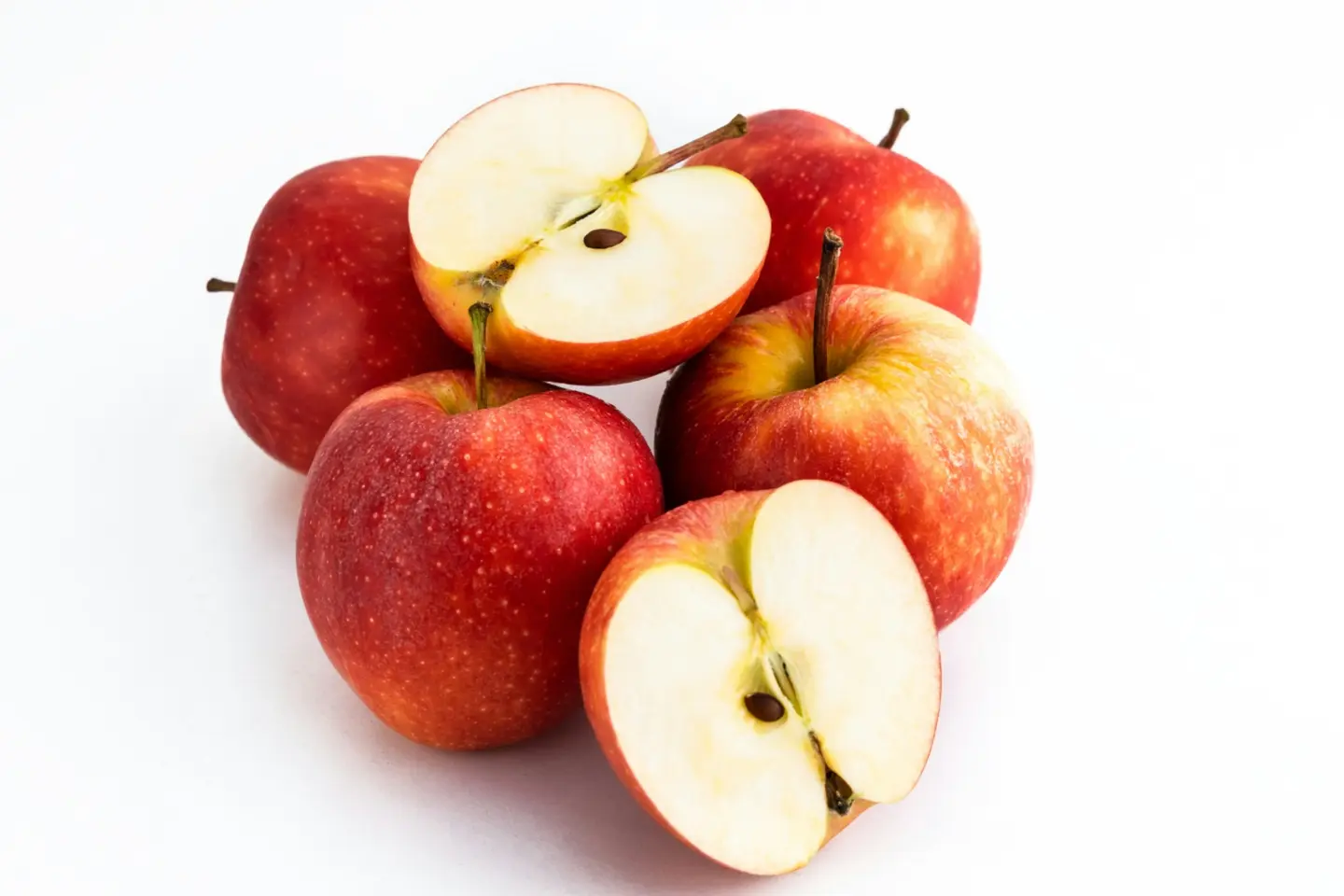 قطع تفاح احمر طازج