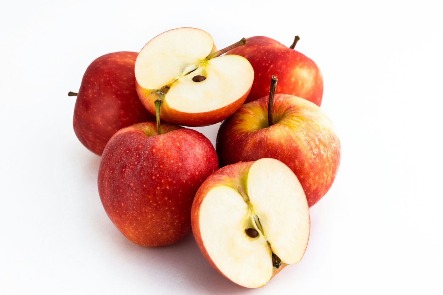 قطع تفاح احمر طازج
