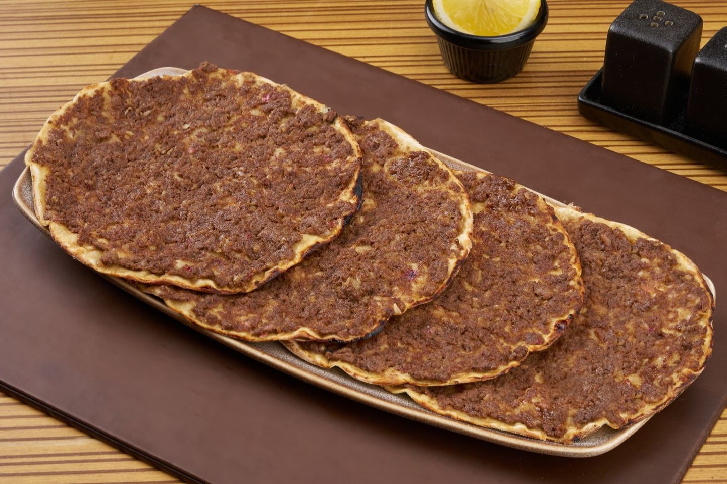 لحم بعجين دبس رمان صحن