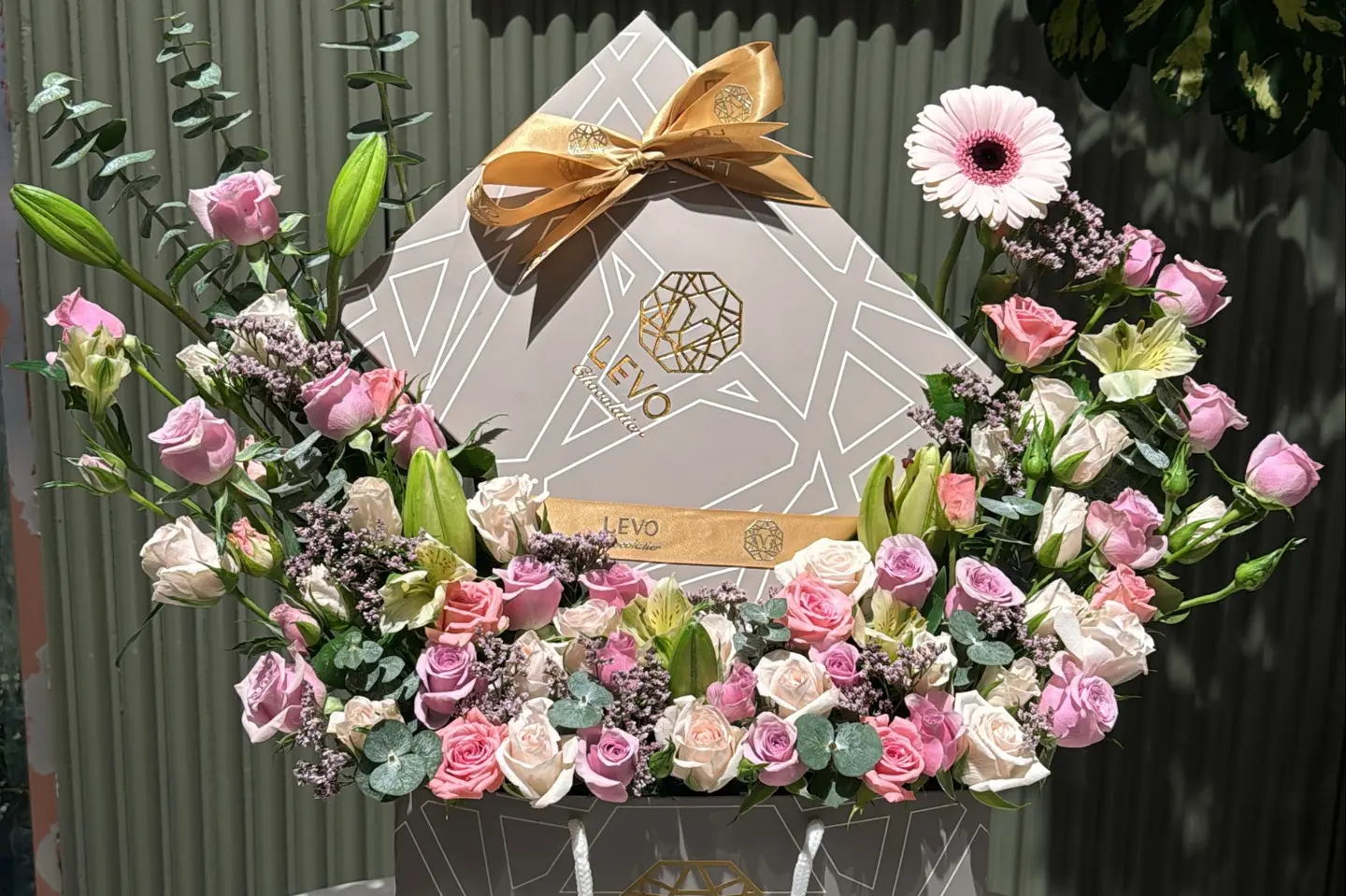 شوكلت ليفو مع ورد طبيعي