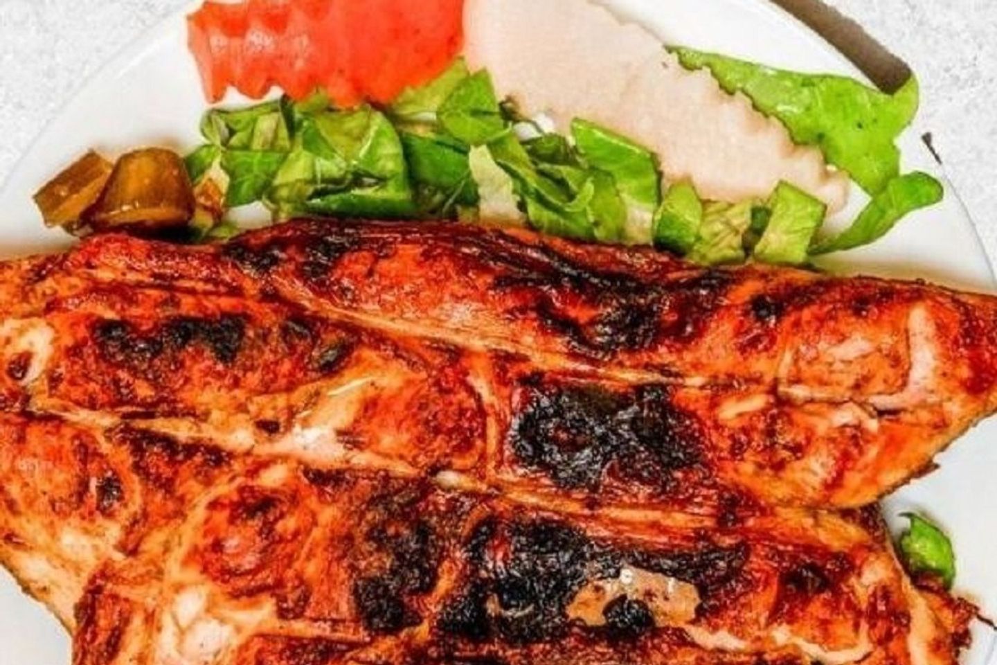 نص حبه دجاج على الفحم