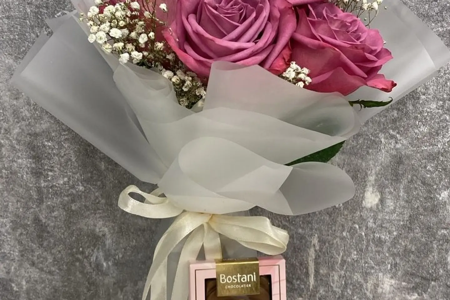 باقة الجوري البنفسجي مع الشوكولاتة