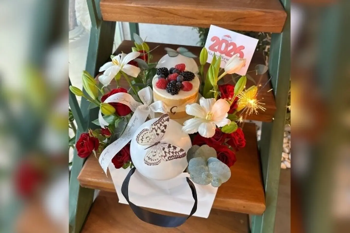 ورود مع الكيك بالورد الأحمر و التوليب والبالونات وفراشة