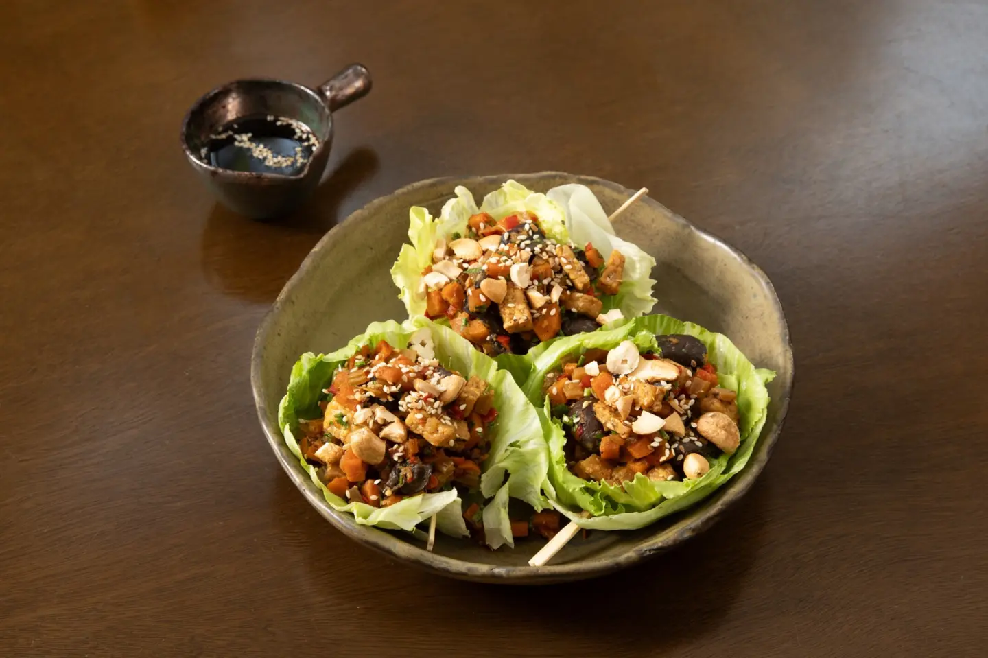 الخضار المفرومة ولفائف الخس