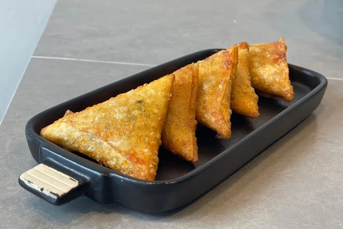 سمبوسة جبن ابيض نعناع