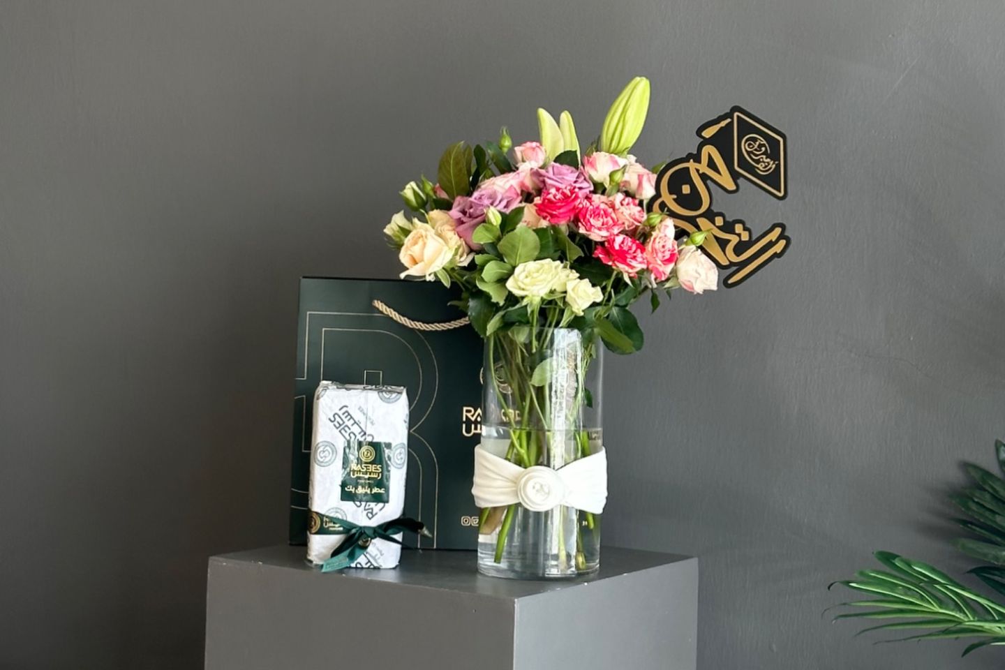 بكج المتخرجه عطر وفازة ورد