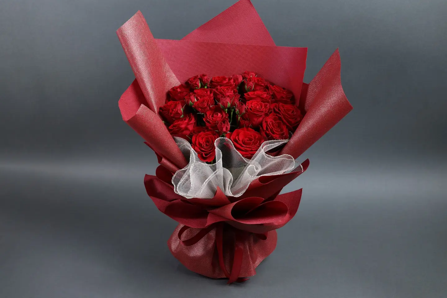 باقة ورد طبيعي أحمر مع تغليف أحمر
