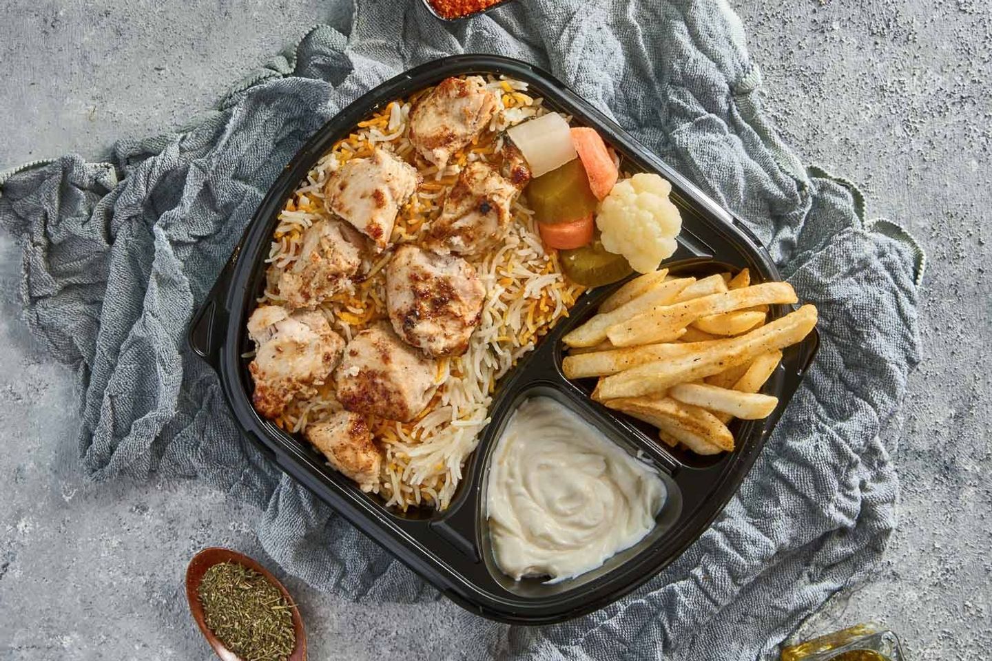 وجبة شيش طاووق مع الأرز