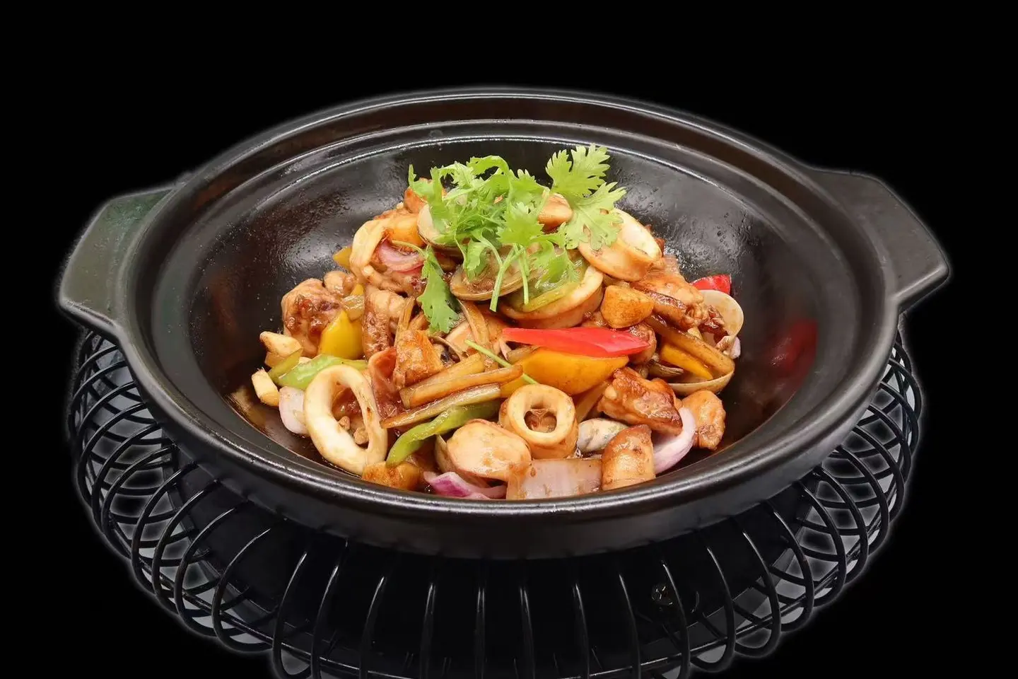 وعاء دجاج ومأكولات بحرية كانتونية