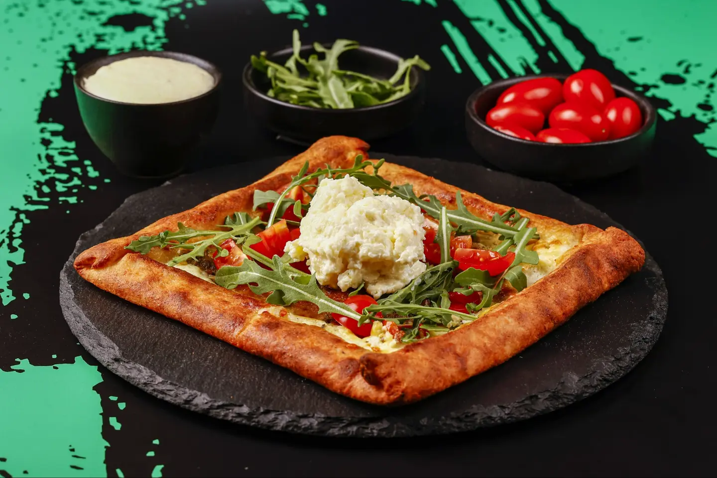 بيتزا ستراتشاتيلا كابريسي- كيتو وخالية من الغلوتين