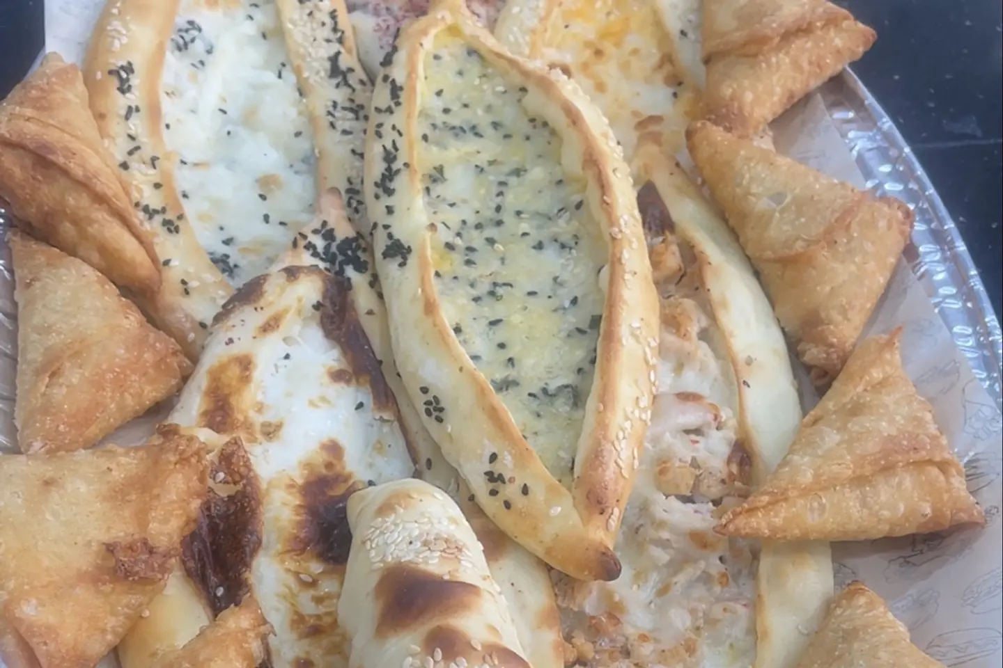 صحن فطائر وسمبوسه دجاج