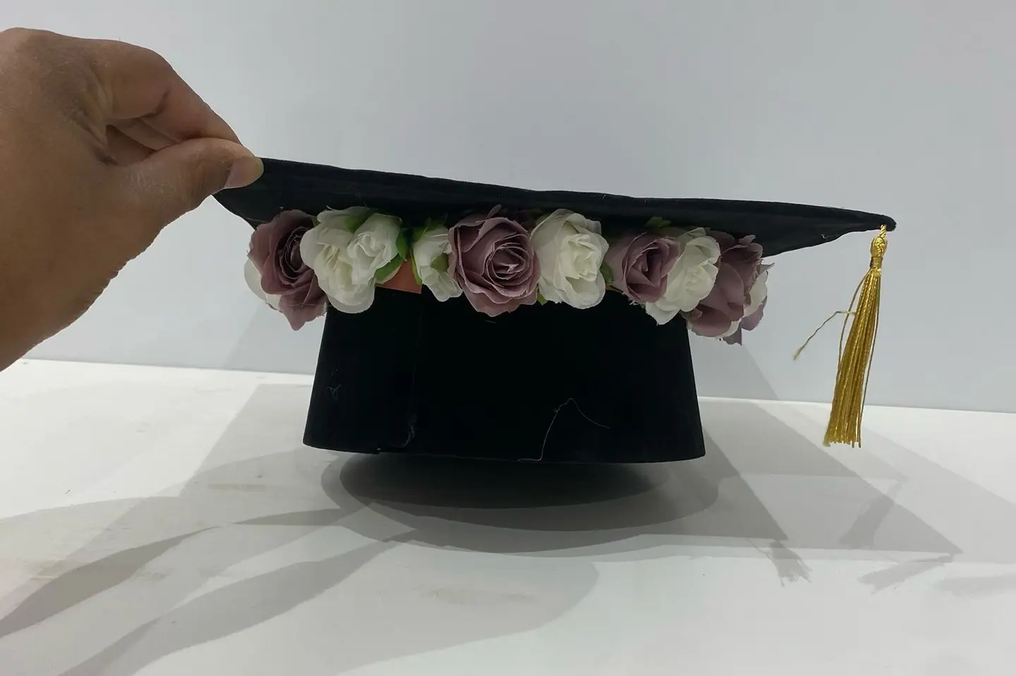 قبعة تخرج مزينة بالورد الصناعي