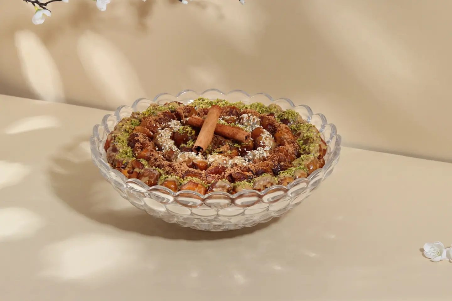 صحن تمر بحشوات منوعه
