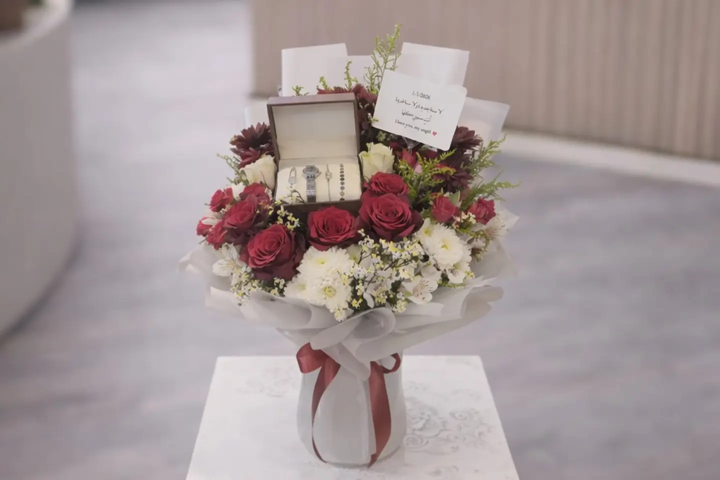 باقة ورد فاخرة مع هدية مميزة