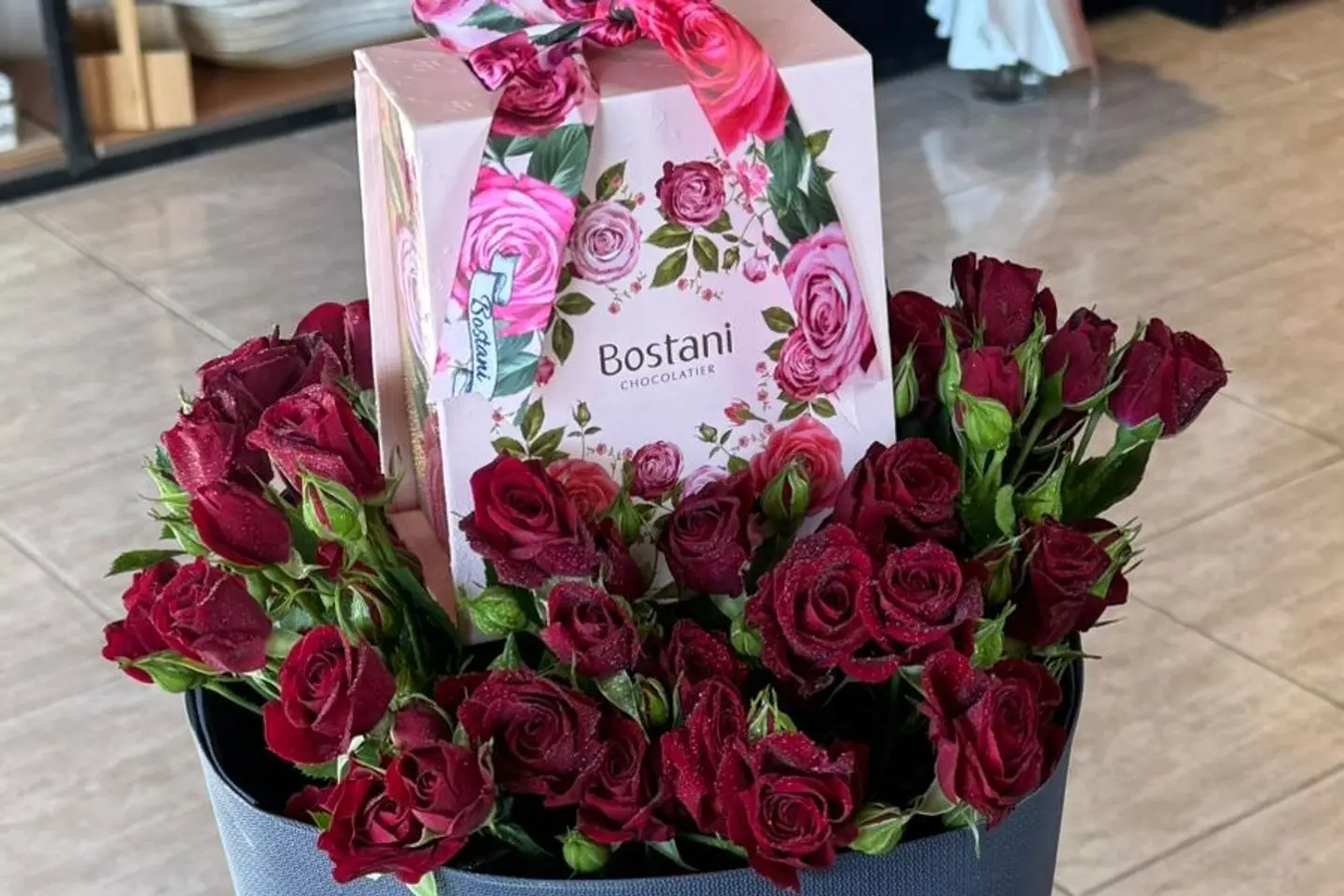 باقه واقفه احمر بيبي روز مع شوكلت بستاني