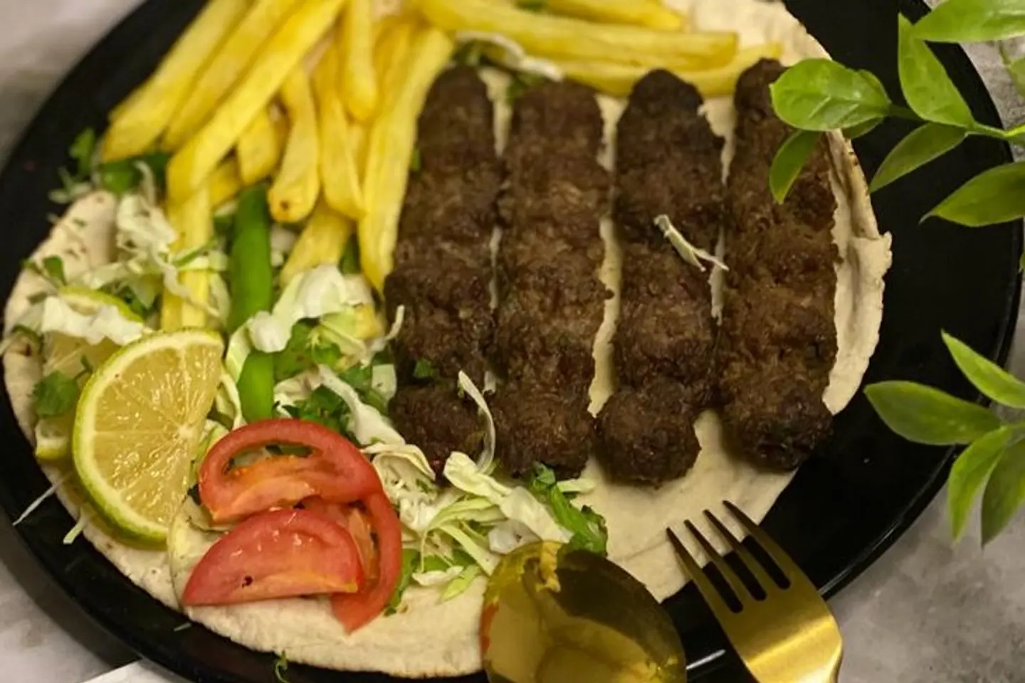 اوصال لحم مع مقبلات