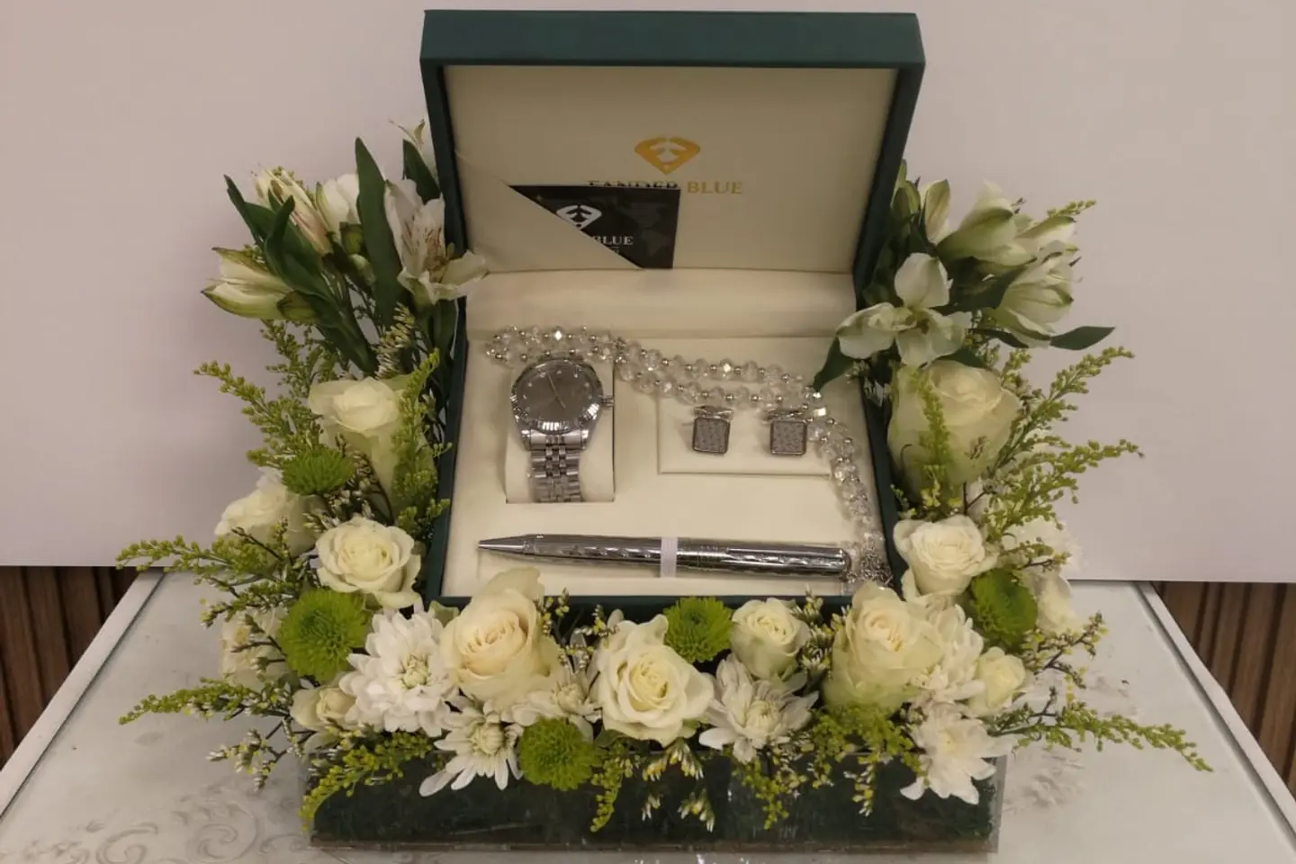 هدية خاصة اكسسوارات رجالية فاخرة مع ورد طبيعي