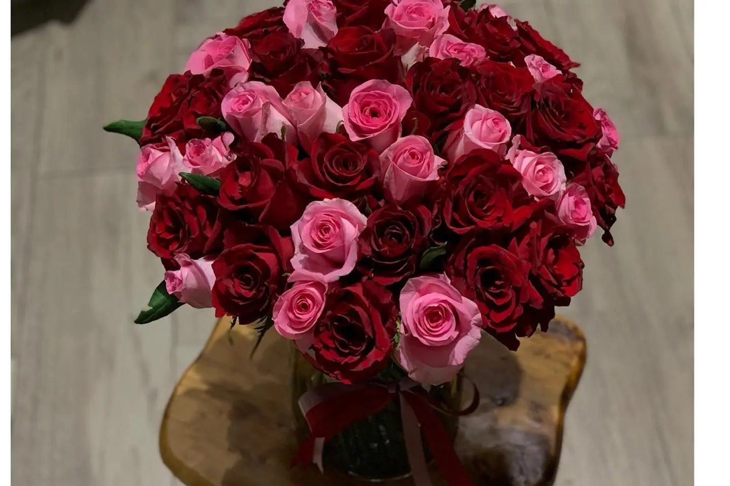 فازة الجوري احمر وردي