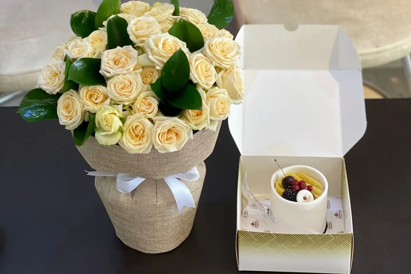 كيك مع باقة ورد