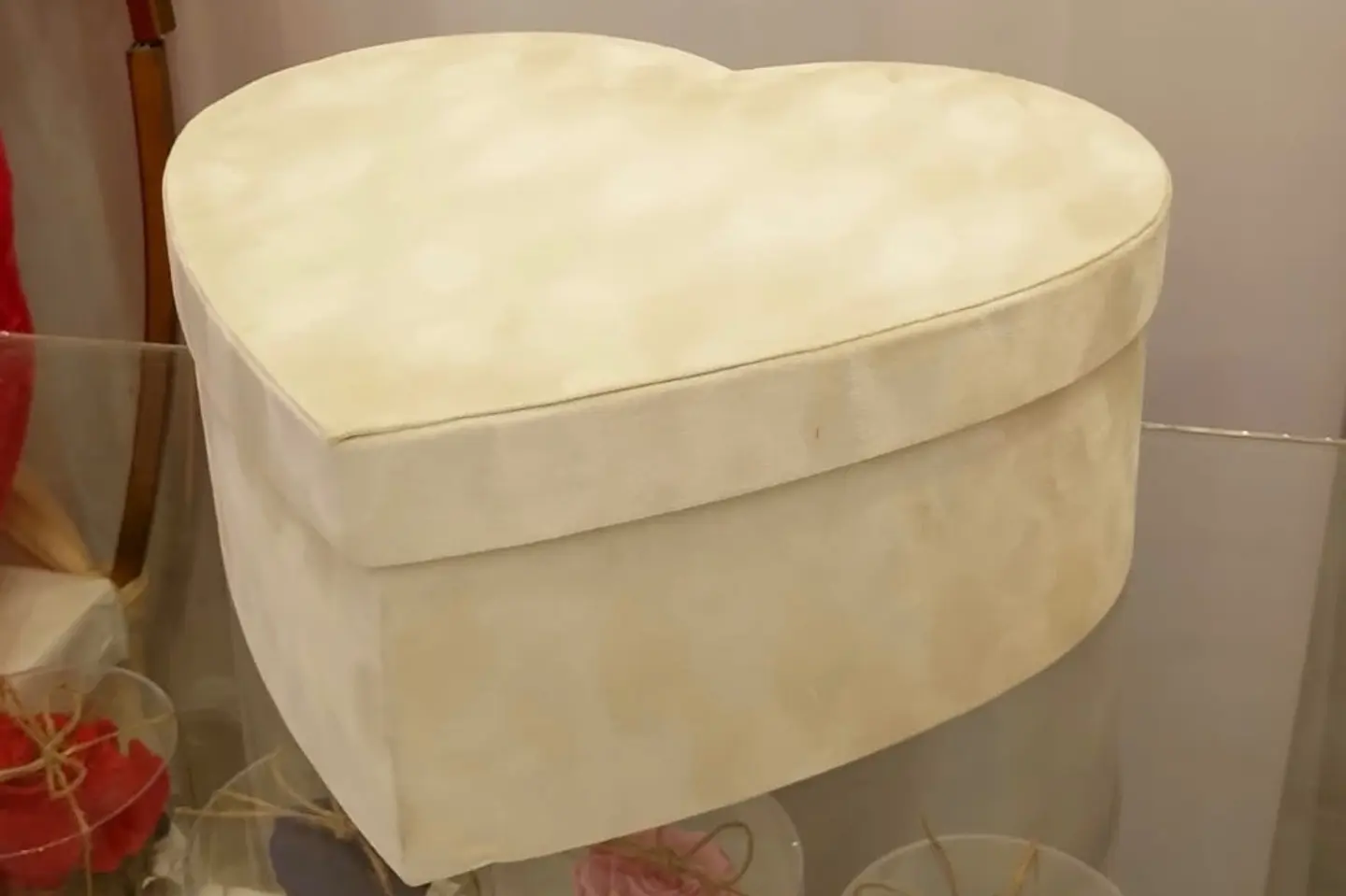 صندوق هدايا مخمل قلب بيج فاتح