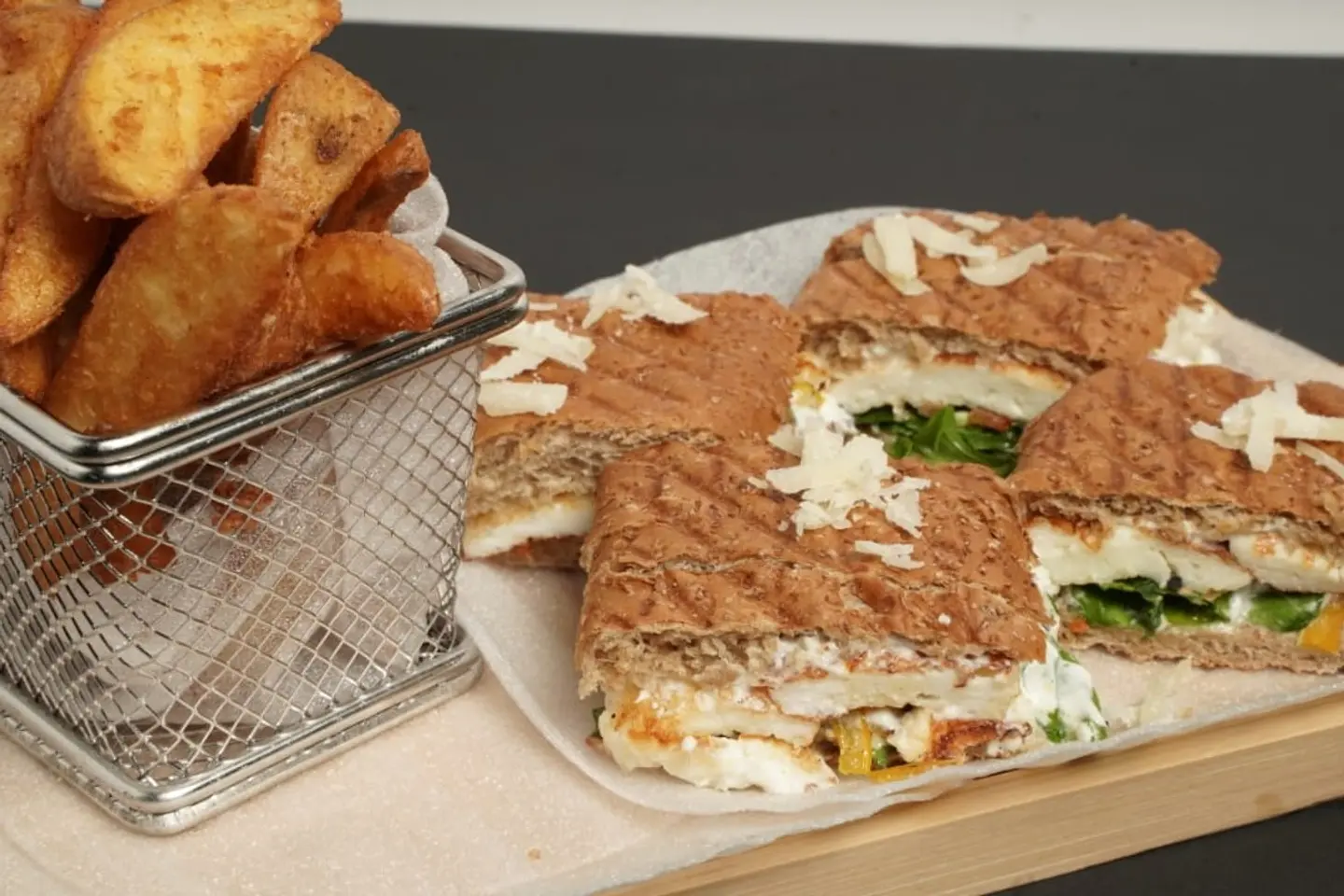 ساندوتش الحلوم مع الخضار المشوية