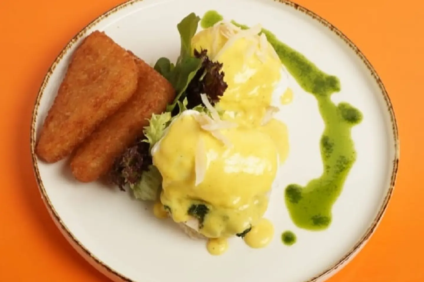 بيض بندكت مع الهاش براون