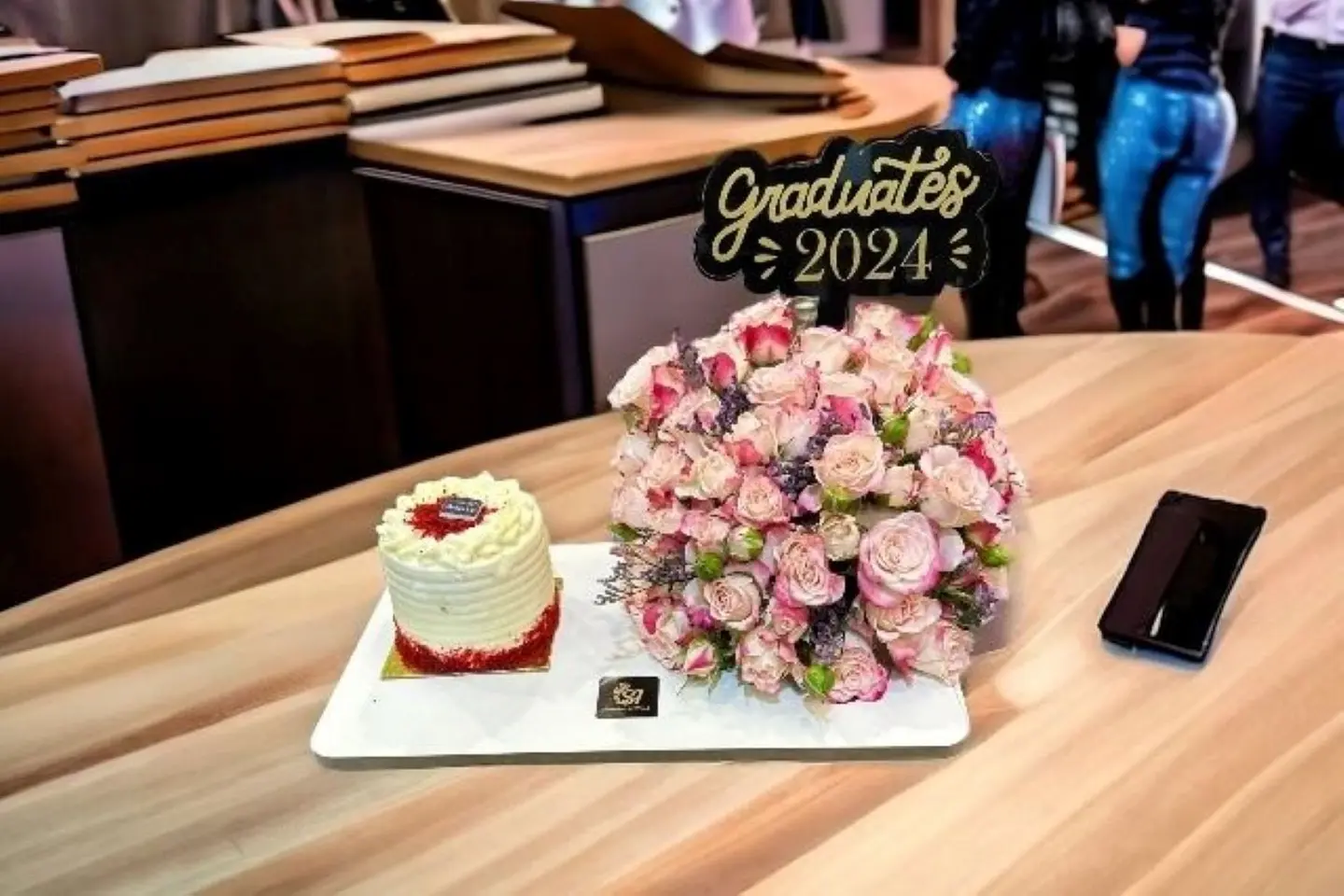 ورد مع كيكة مع تغريسة التخرج