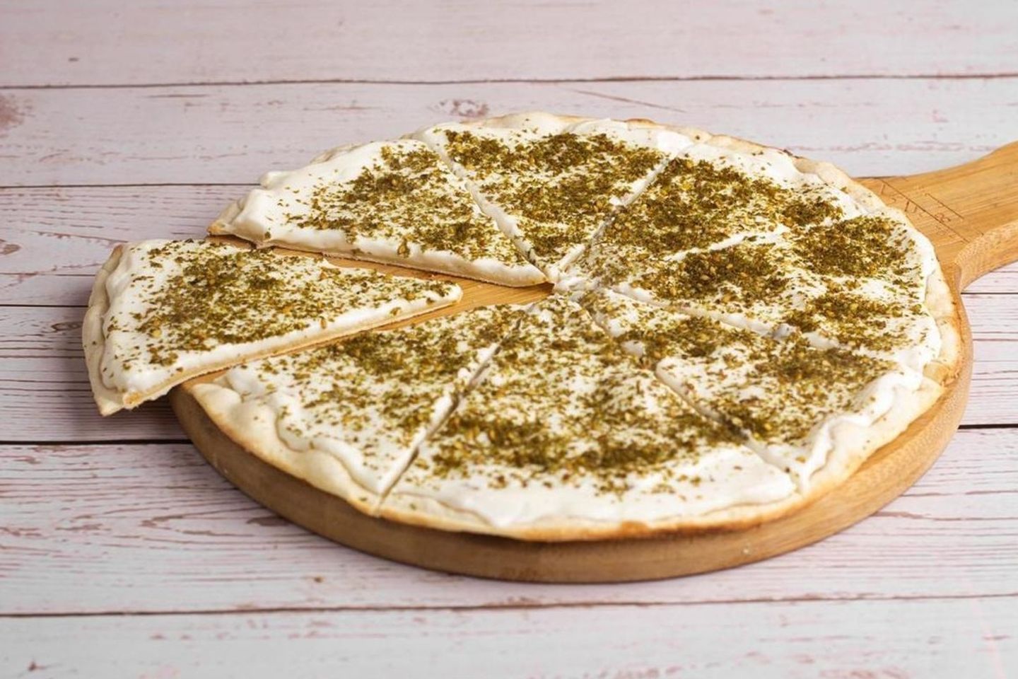 بيتزا لبنه وجبنه وزعتر
