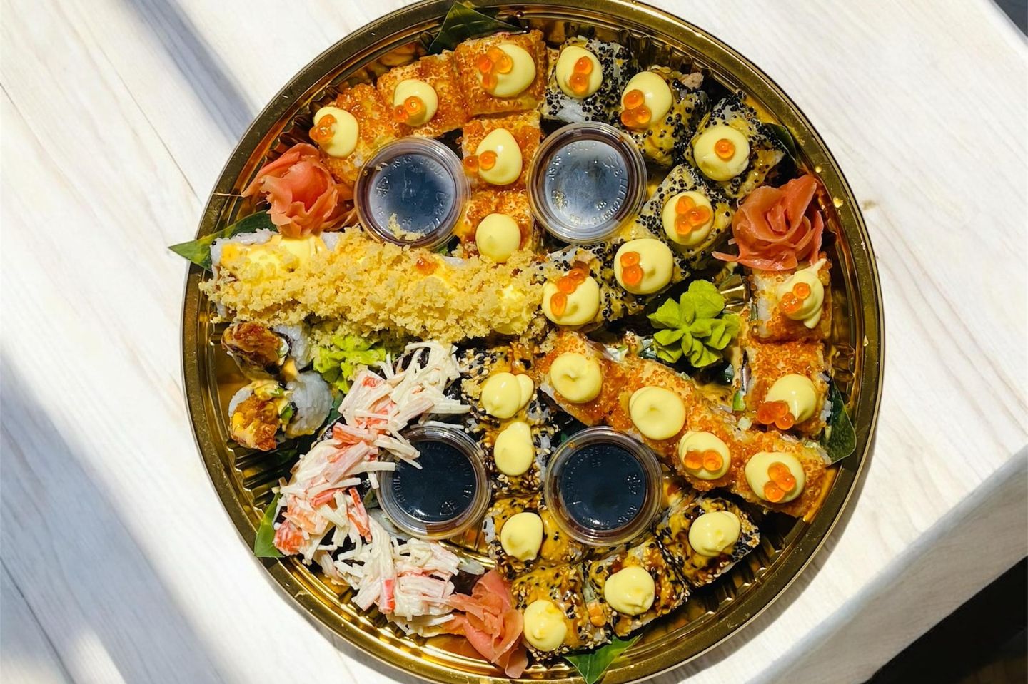 طبق سوشي متنوع