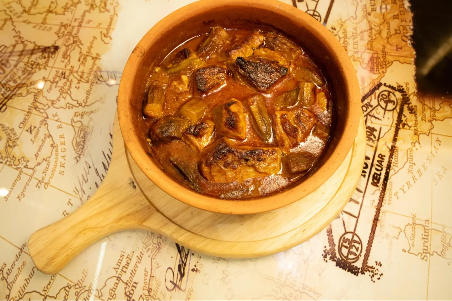 طاجن بامية باللحمة كبير