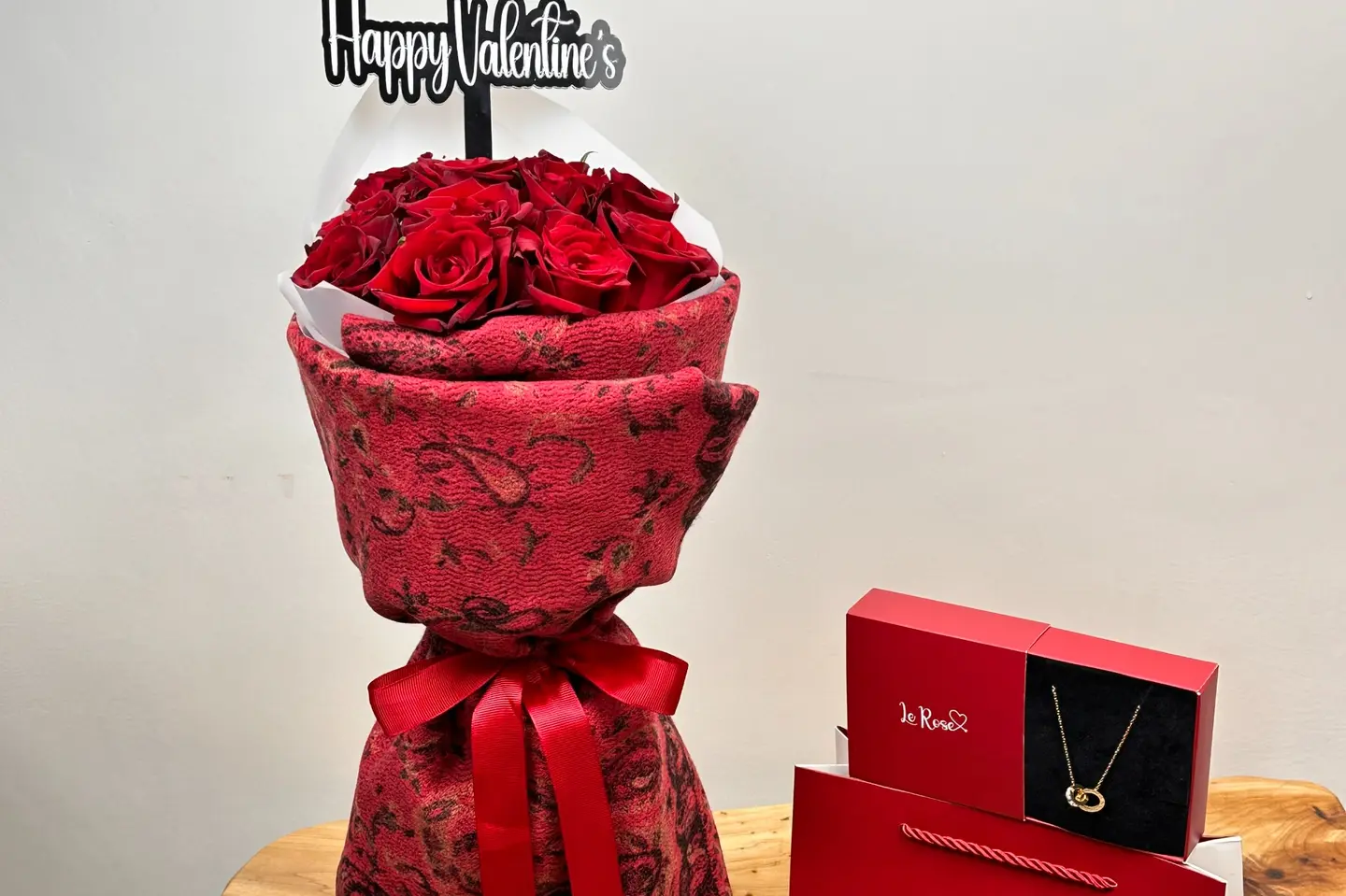 شال كشميري مع القلاده