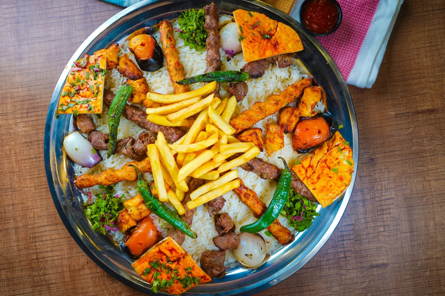 طبق مناسبات كبير مشكل مع الرز