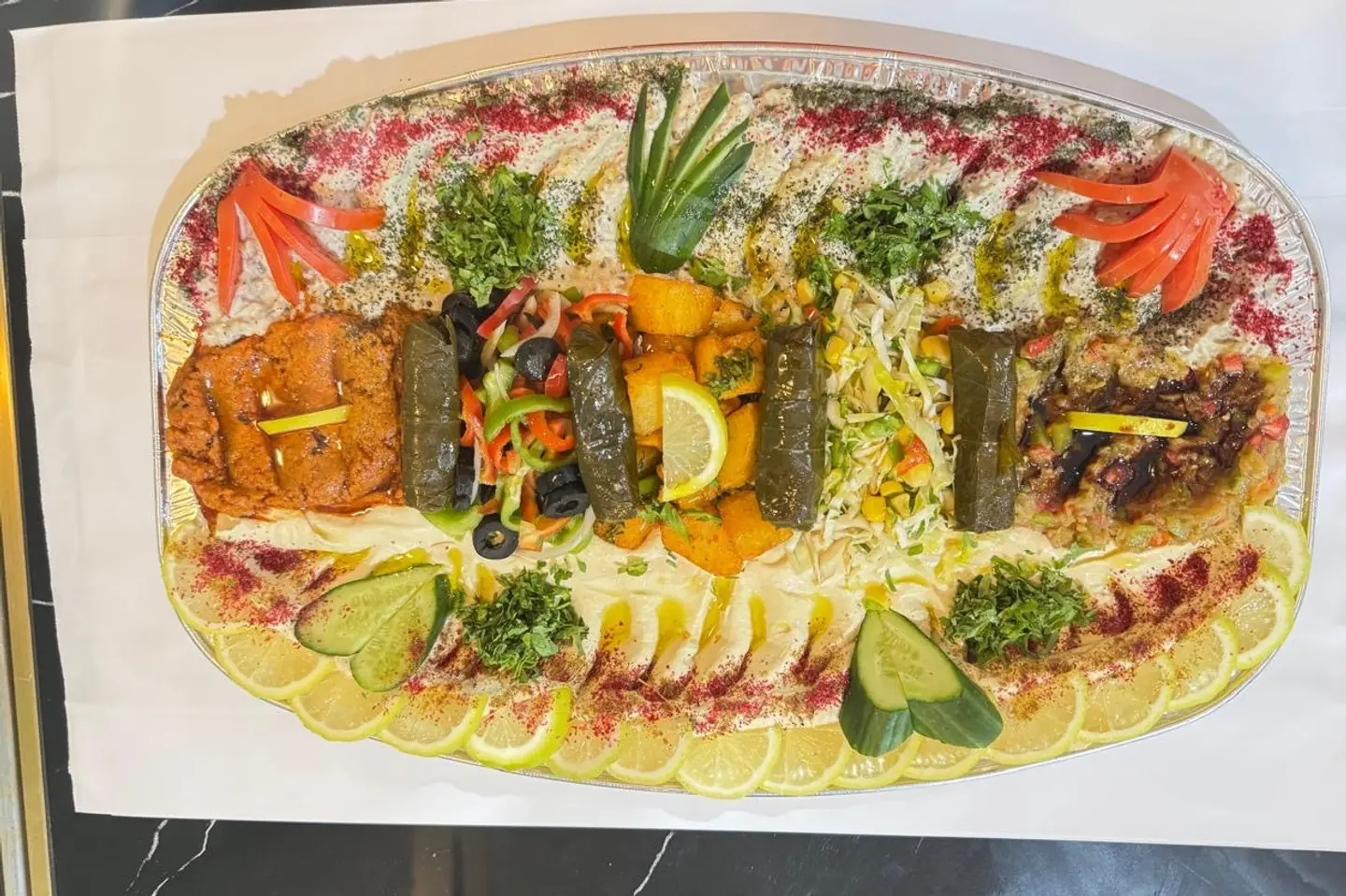 صحن مقبلات كبير