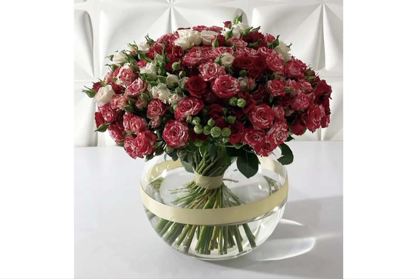 فازة الورود الحمراء