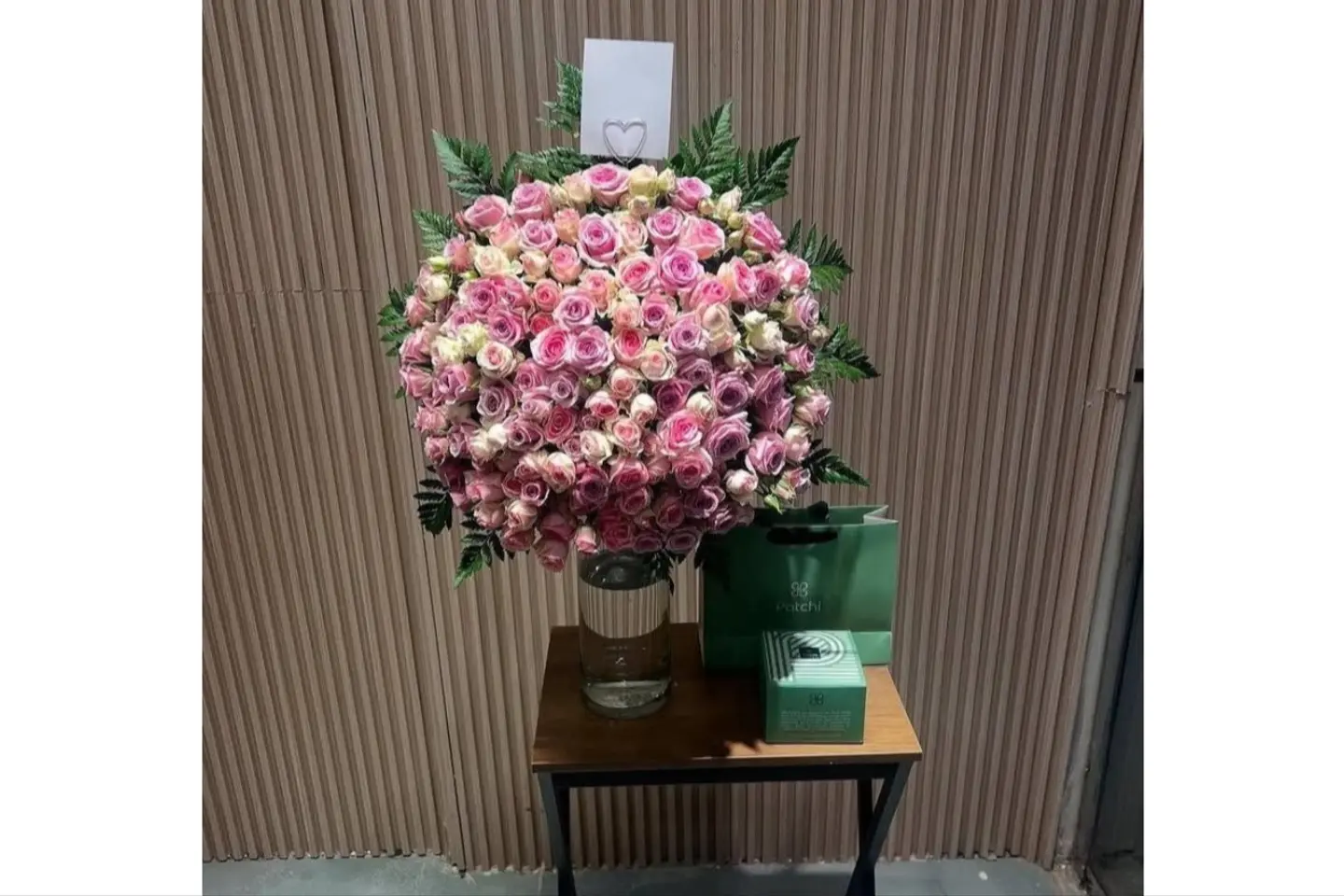 بكج شوكلاتة باتشي مع فازة ورد