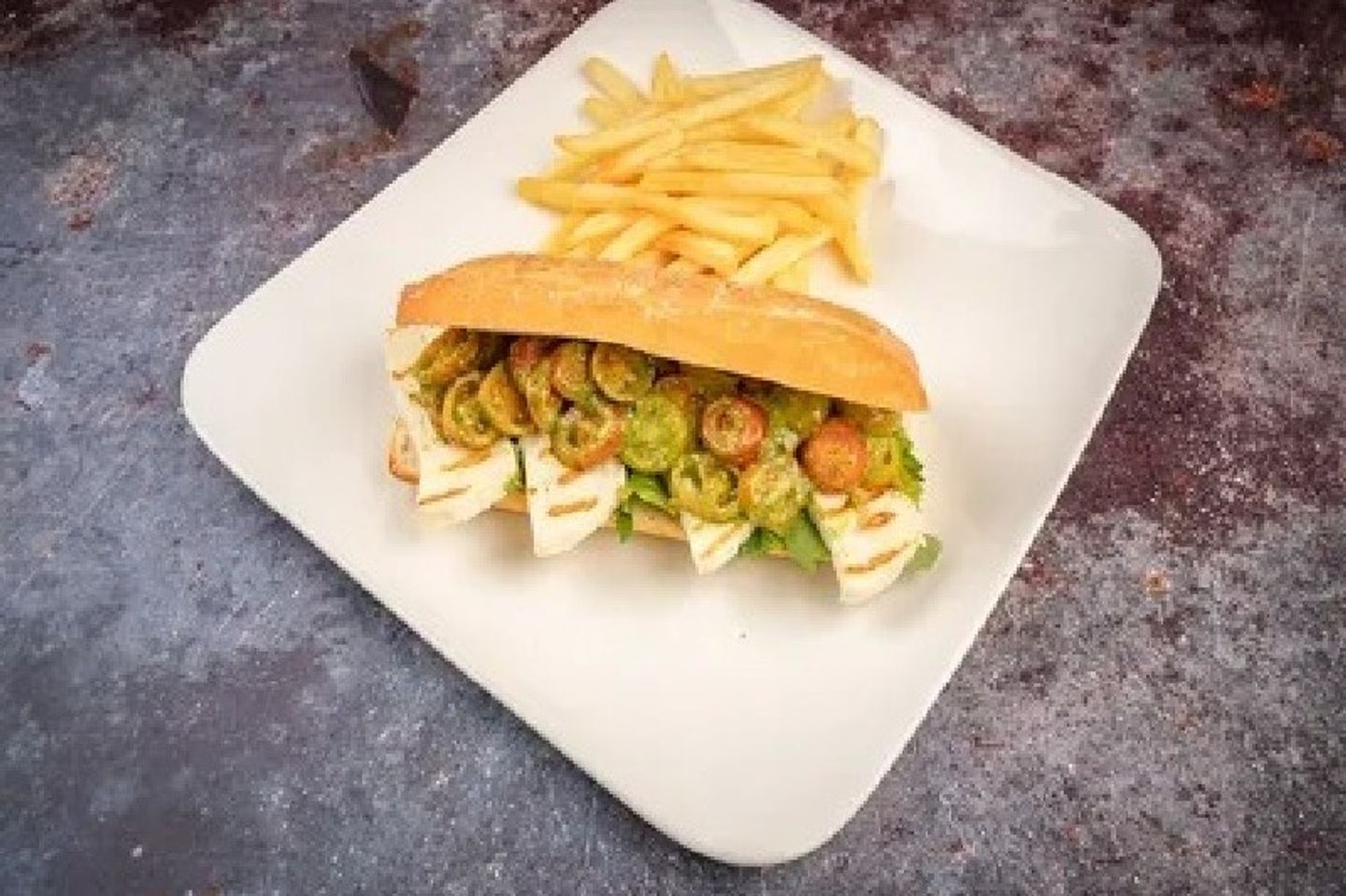 ساندوتش جبن مشوي مع صلصة البيستو