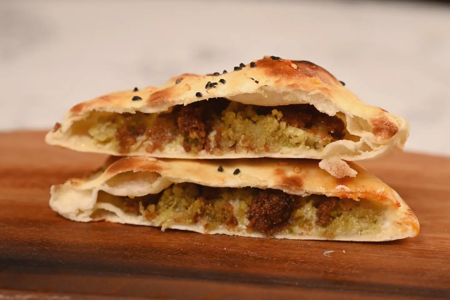 فطيرة مدور فلافل مع طحينية