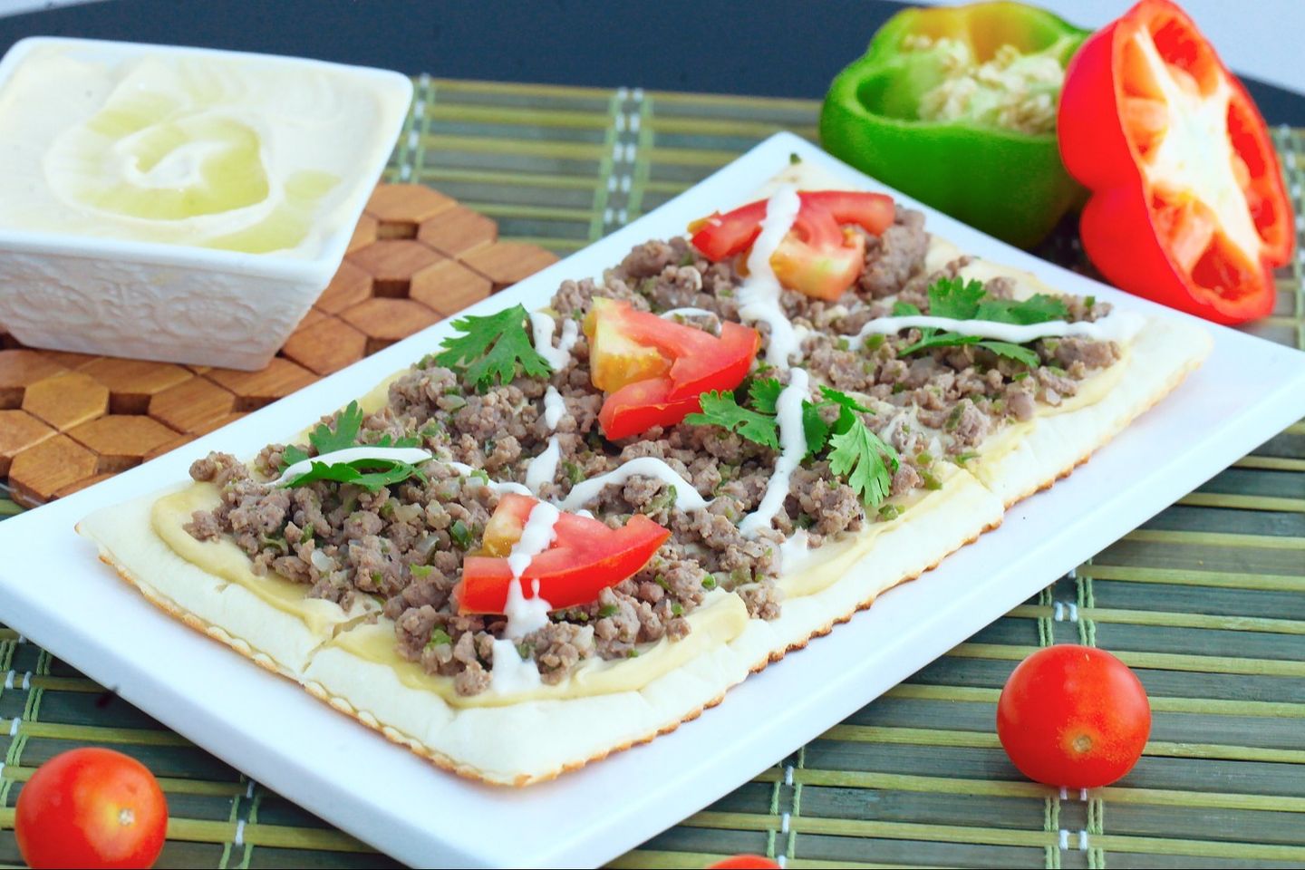فطيرة منقوشة اللحم بالحمص