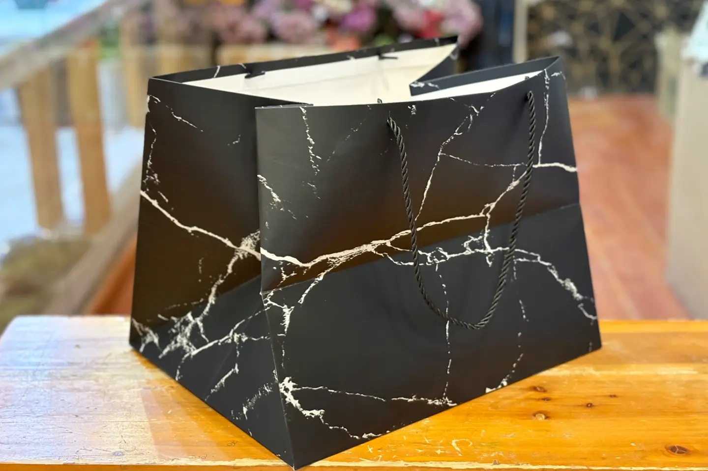 كيس هدايا اسود وسط